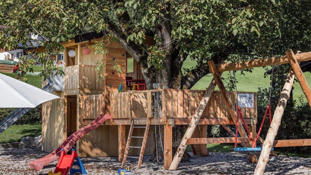 Hauseigener Kinderspielplatz Baumhaus Hauseigener Kinderspielplatz Baumhaus